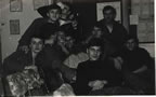 Ogladanie telewizji, od prawej Andrzej Rudzinski, Kuna, Zaczek, Kowalski, Kot Od lewej w tyle Latoszynski, Adamczyk (14kb)